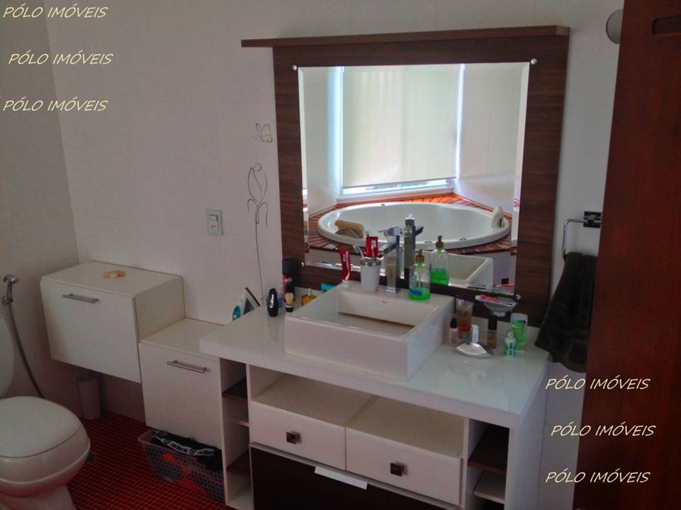 LINDÍSSIMA CASA EM CONDOMÍNIO EM MEIO A NATUREZA!