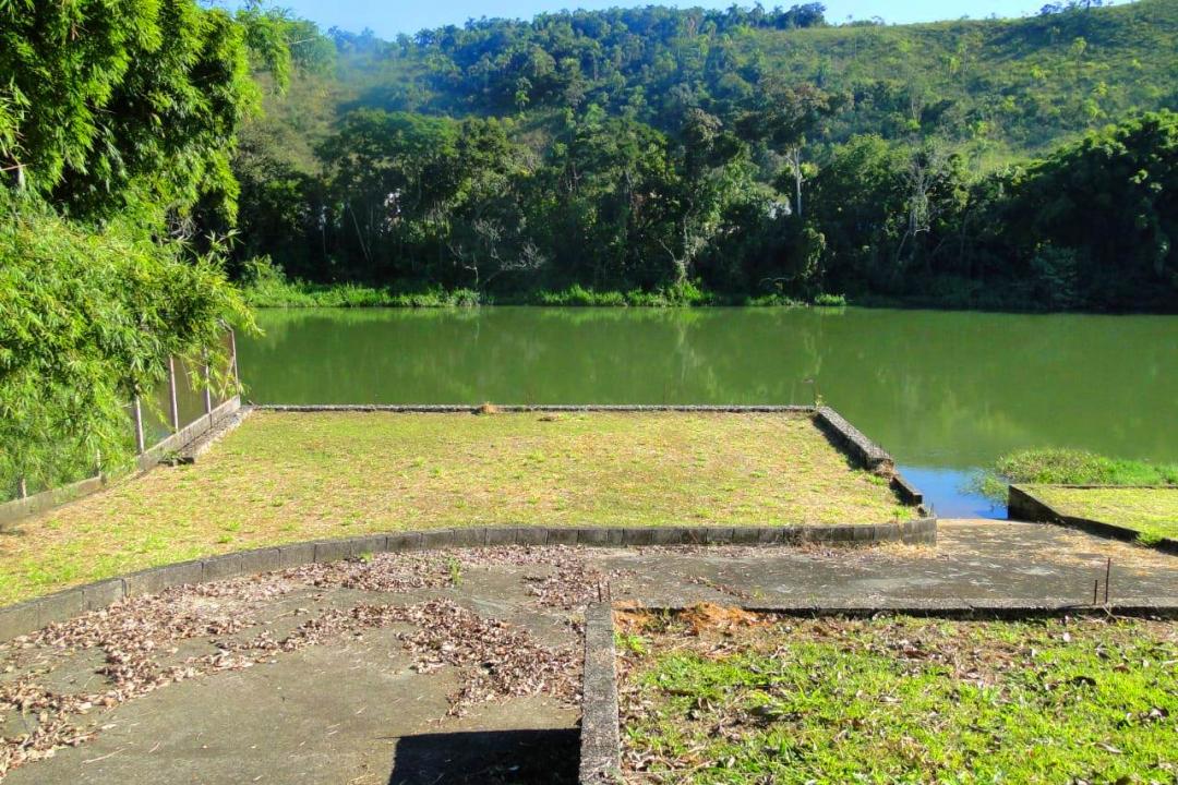 A maior e melhor área plana, beira do rio, na Freguesia da Escada.