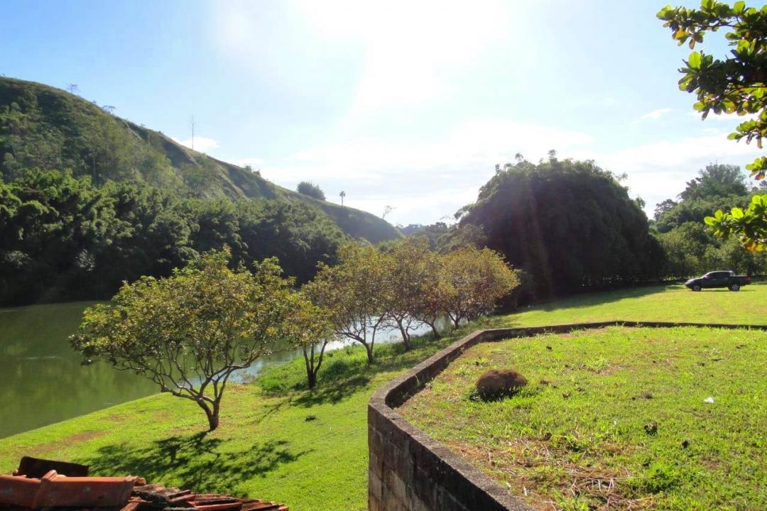 A maior e melhor área plana, beira do rio, na Freguesia da Escada.