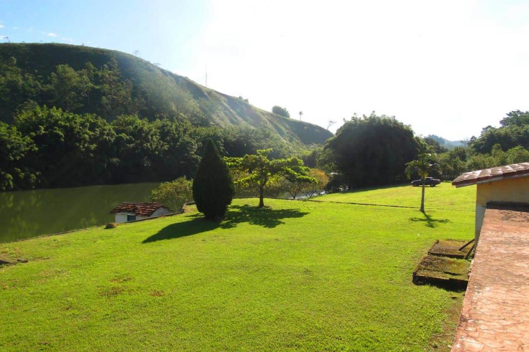 A maior e melhor área plana, beira do rio, na Freguesia da Escada.