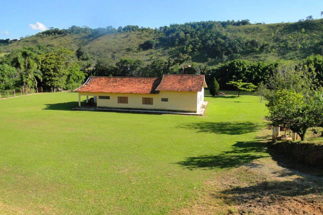 A maior e melhor área plana, beira do rio, na Freguesia da Escada.