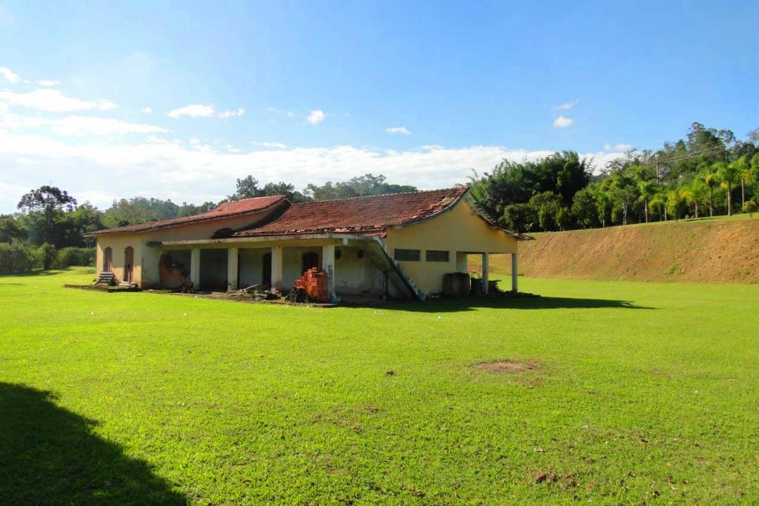 A maior e melhor área plana, beira do rio, na Freguesia da Escada.