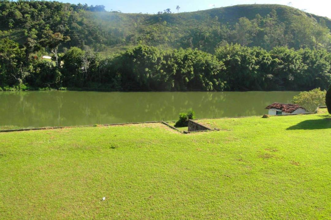 A maior e melhor área plana, beira do rio, na Freguesia da Escada.