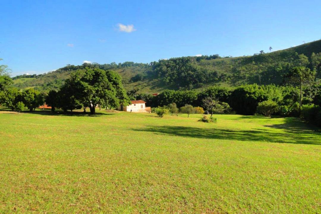 A maior e melhor área plana, beira do rio, na Freguesia da Escada.