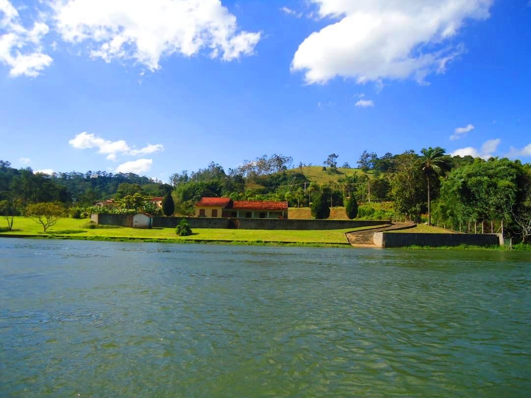 A maior e melhor área plana, beira do rio, na Freguesia da Escada.