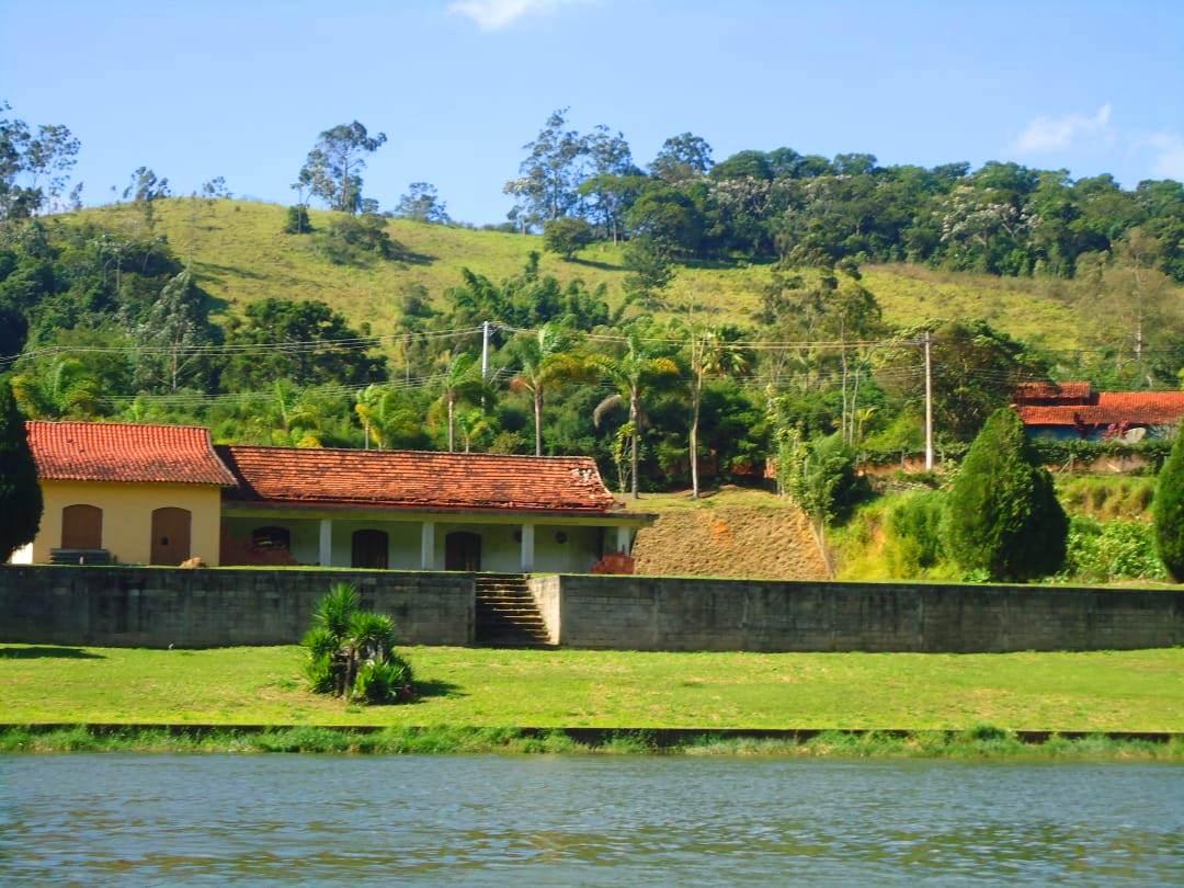 A maior e melhor área plana, beira do rio, na Freguesia da Escada.