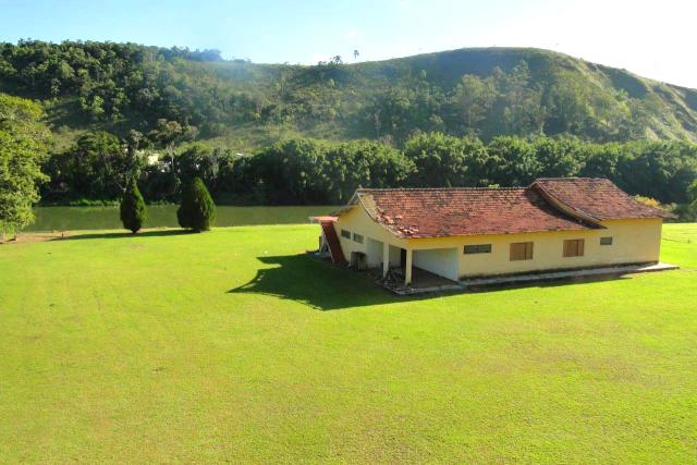 A maior e melhor área plana, beira do rio, na Freguesia da Escada.