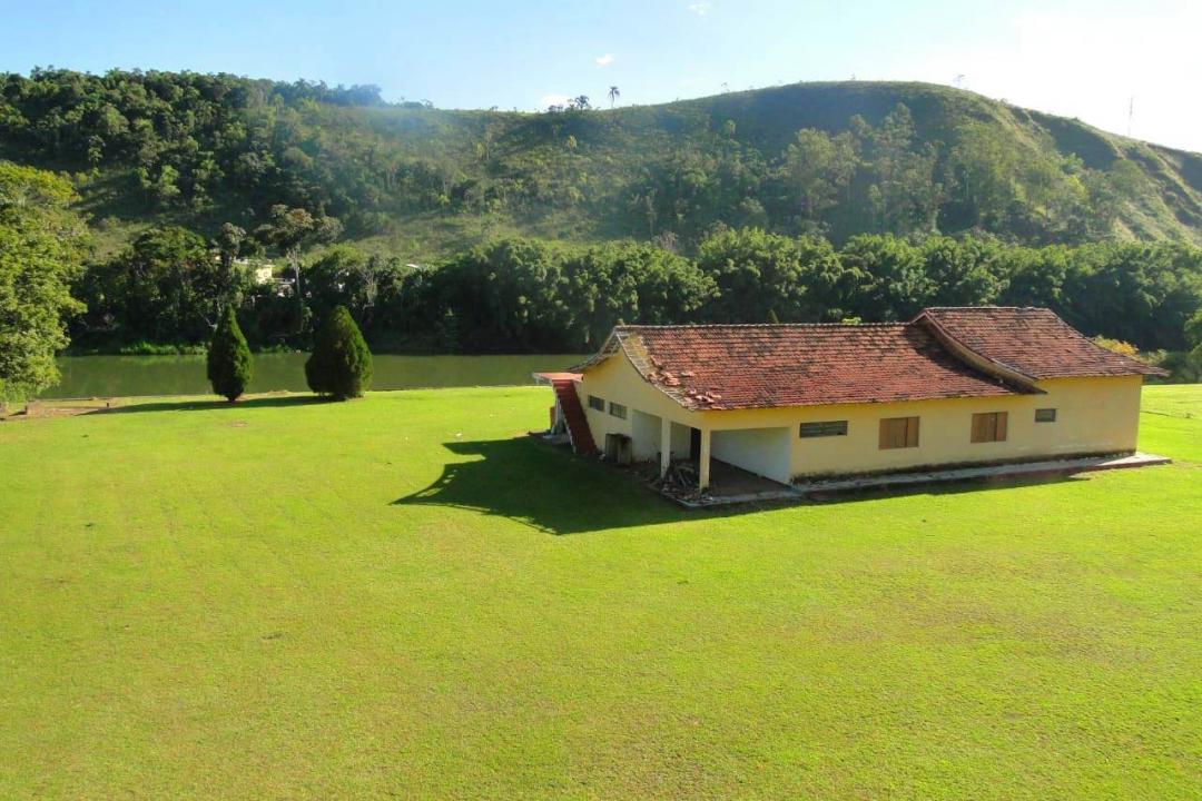 A maior e melhor área plana, beira do rio, na Freguesia da Escada.