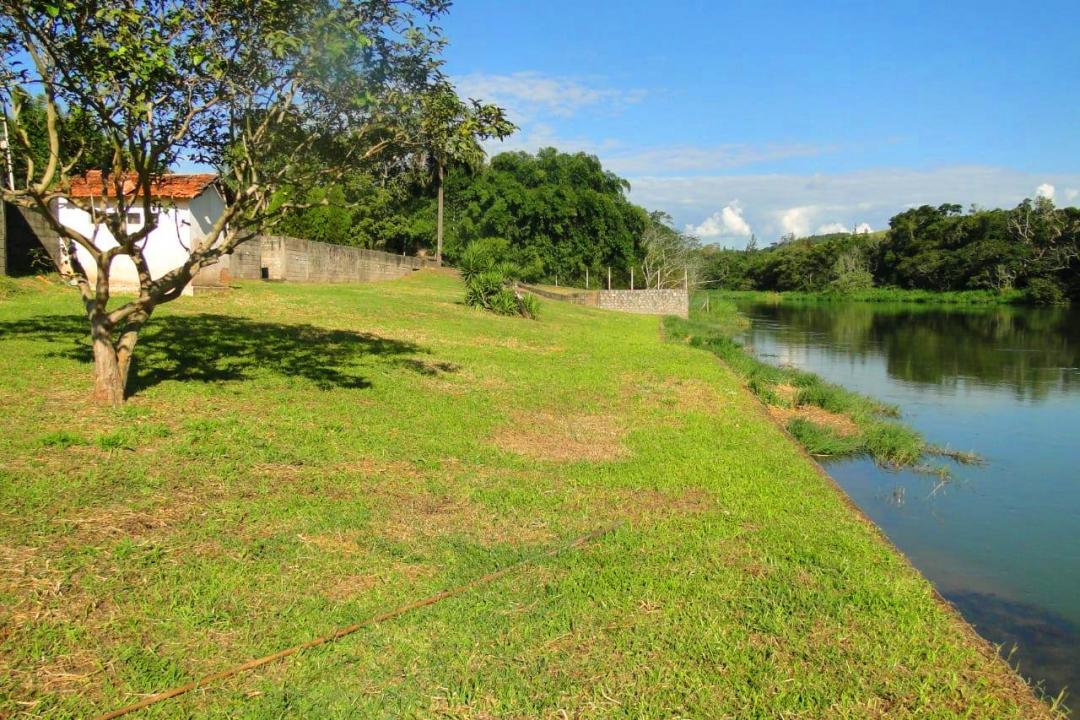 A maior e melhor área plana, beira do rio, na Freguesia da Escada.