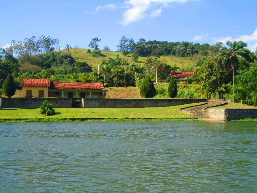 A maior e melhor área plana, beira do rio, na Freguesia da Escada.