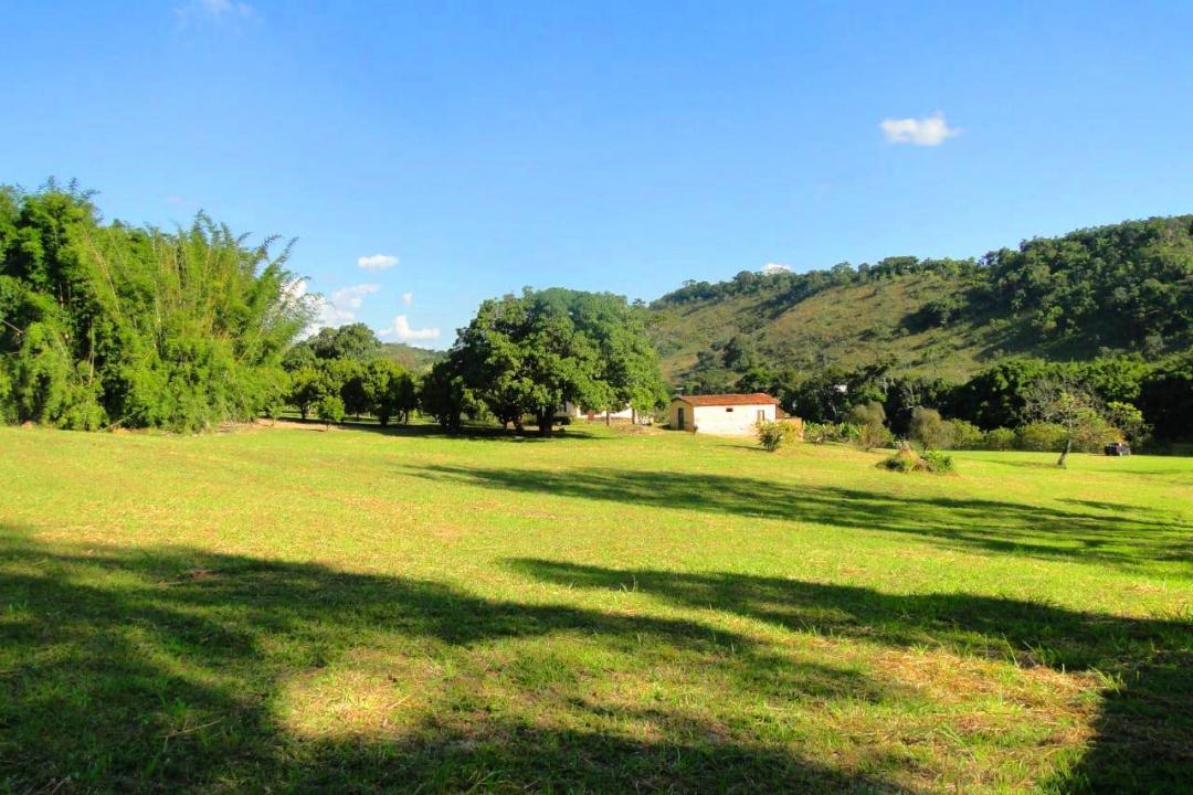 A maior e melhor área plana, beira do rio, na Freguesia da Escada.