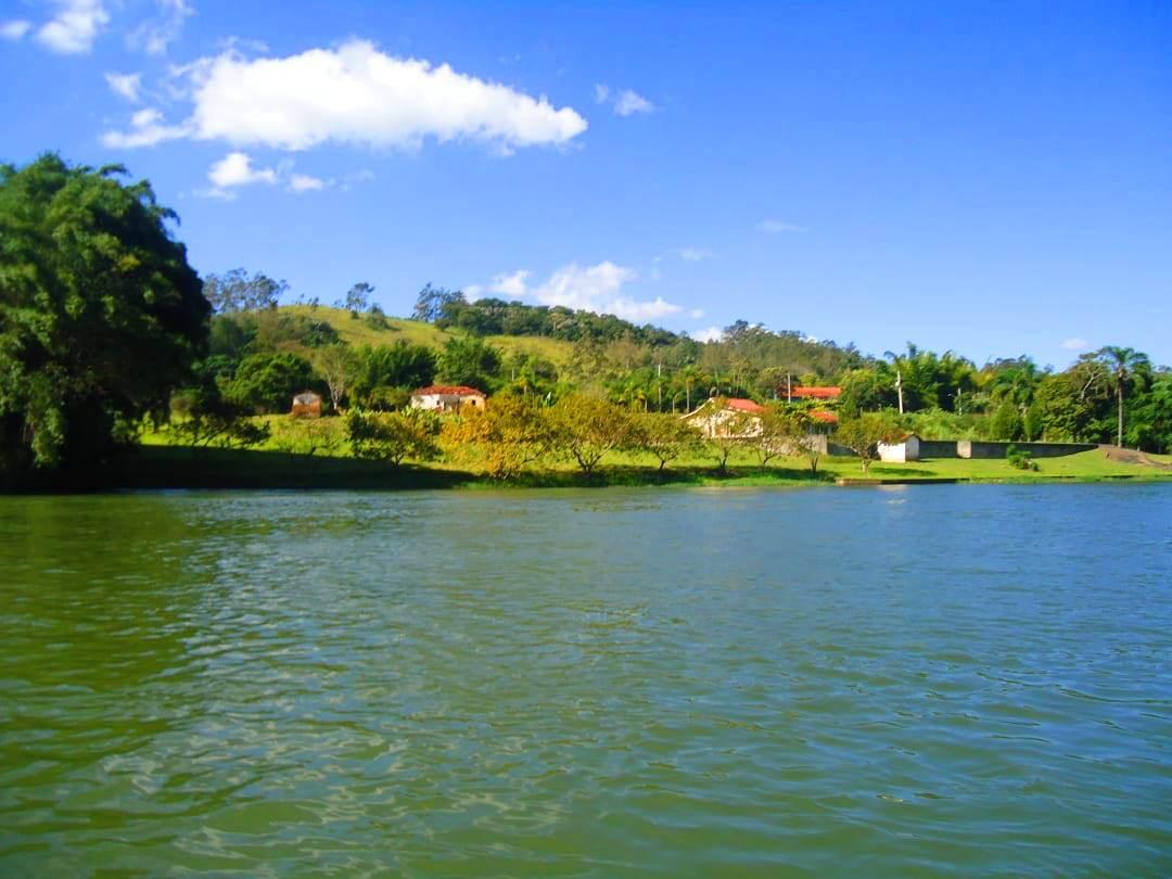 A maior e melhor área plana, beira do rio, na Freguesia da Escada.