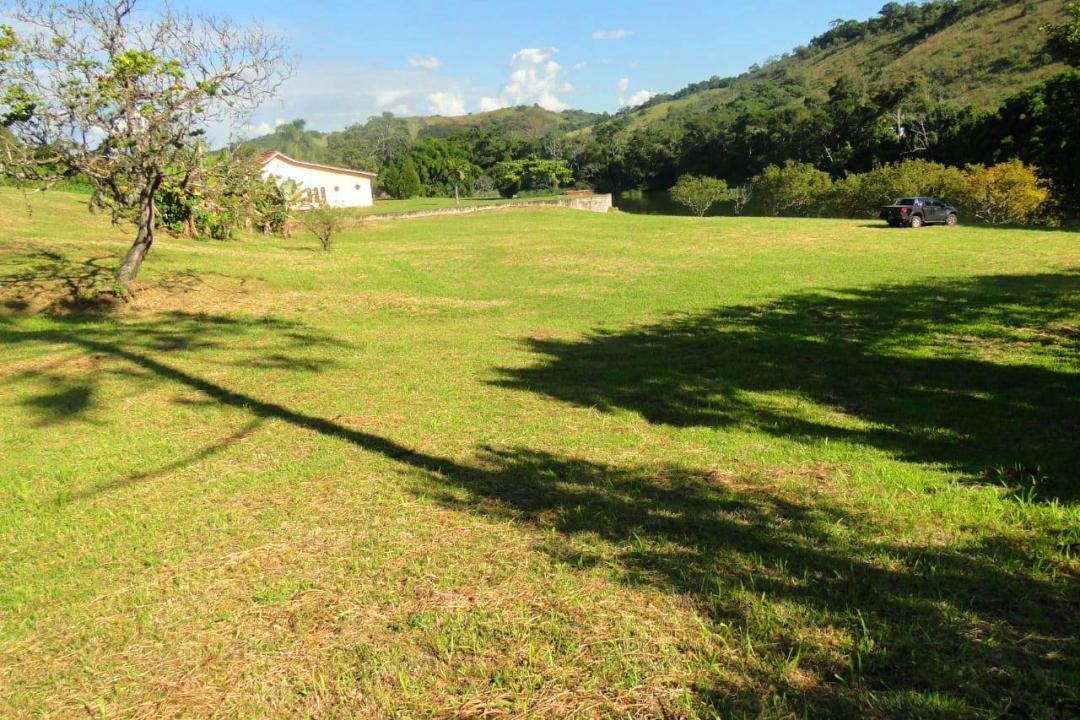 A maior e melhor área plana, beira do rio, na Freguesia da Escada.