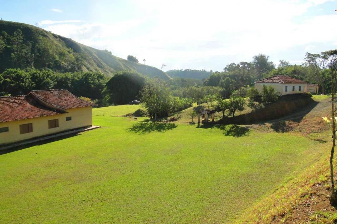 A maior e melhor área plana, beira do rio, na Freguesia da Escada.