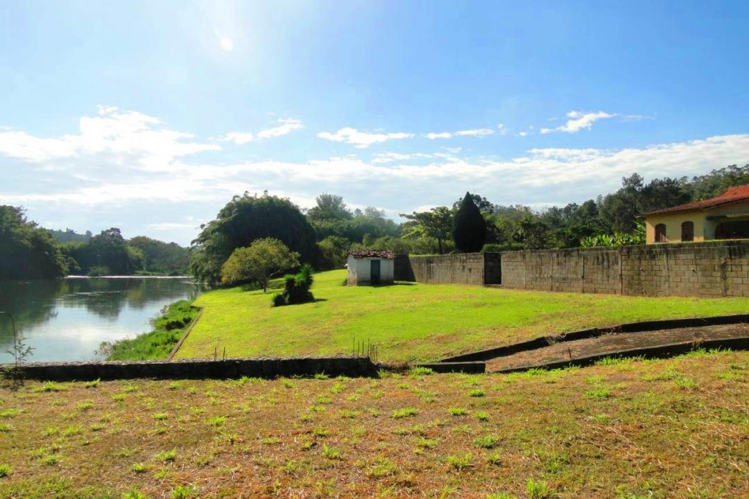 A maior e melhor área plana, beira do rio, na Freguesia da Escada.