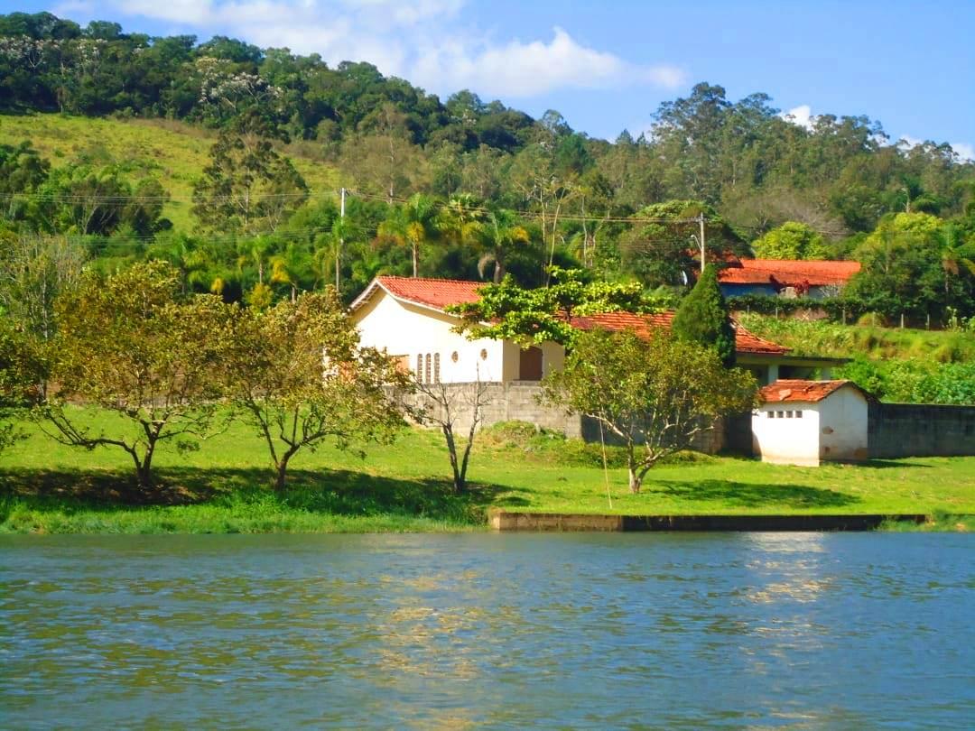 A maior e melhor área plana, beira do rio, na Freguesia da Escada.