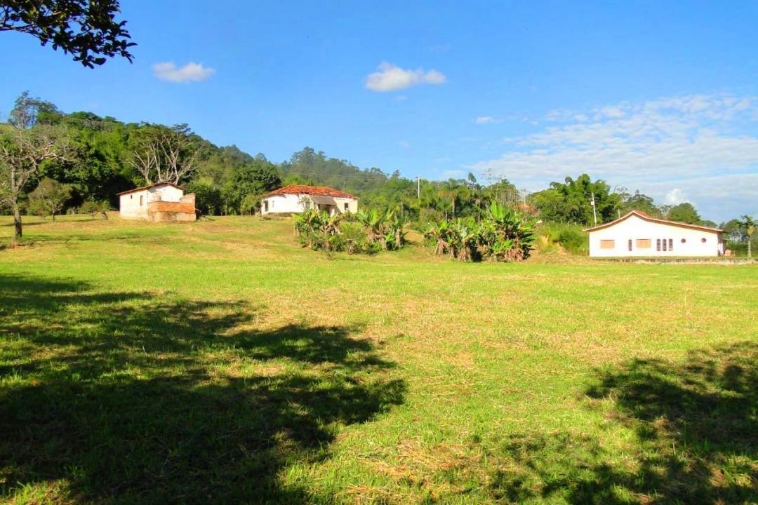 A maior e melhor área plana, beira do rio, na Freguesia da Escada.