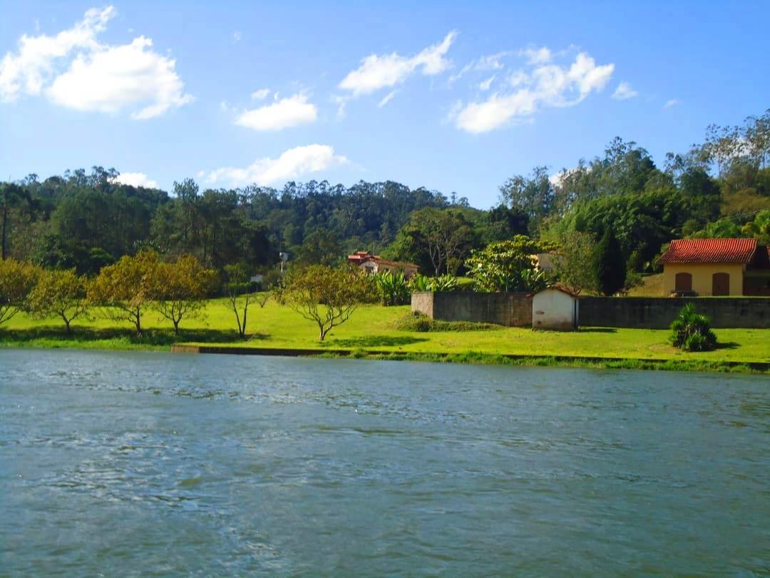 A maior e melhor área plana, beira do rio, na Freguesia da Escada.