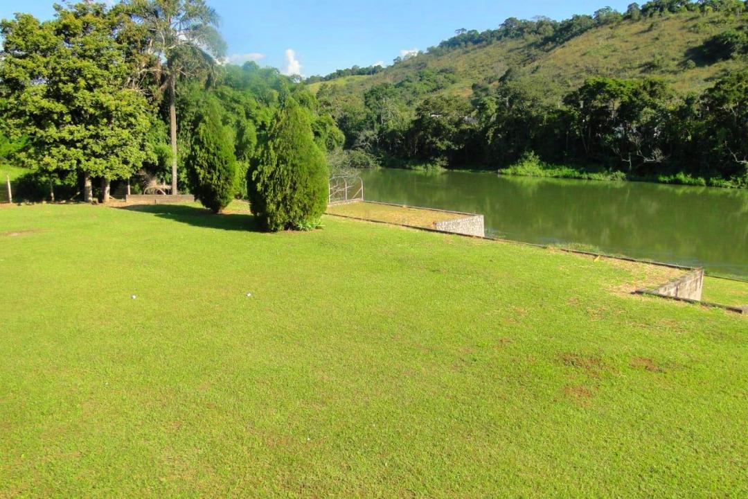 A maior e melhor área plana, beira do rio, na Freguesia da Escada.