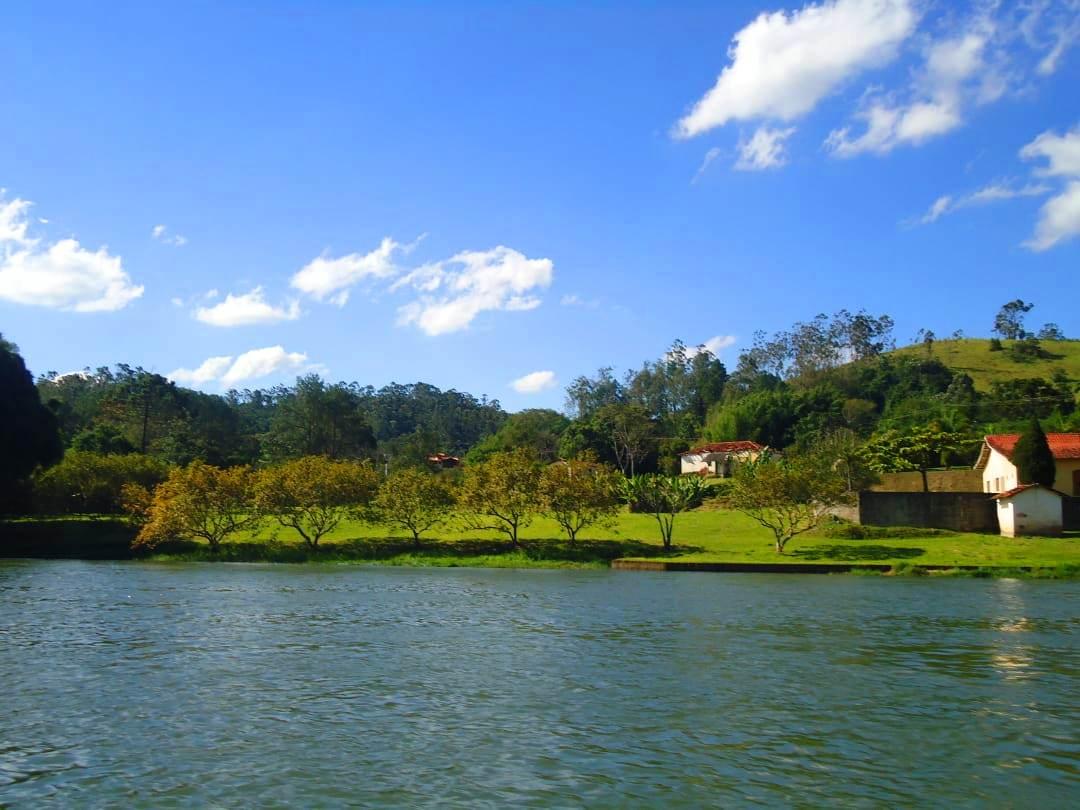 A maior e melhor área plana, beira do rio, na Freguesia da Escada.