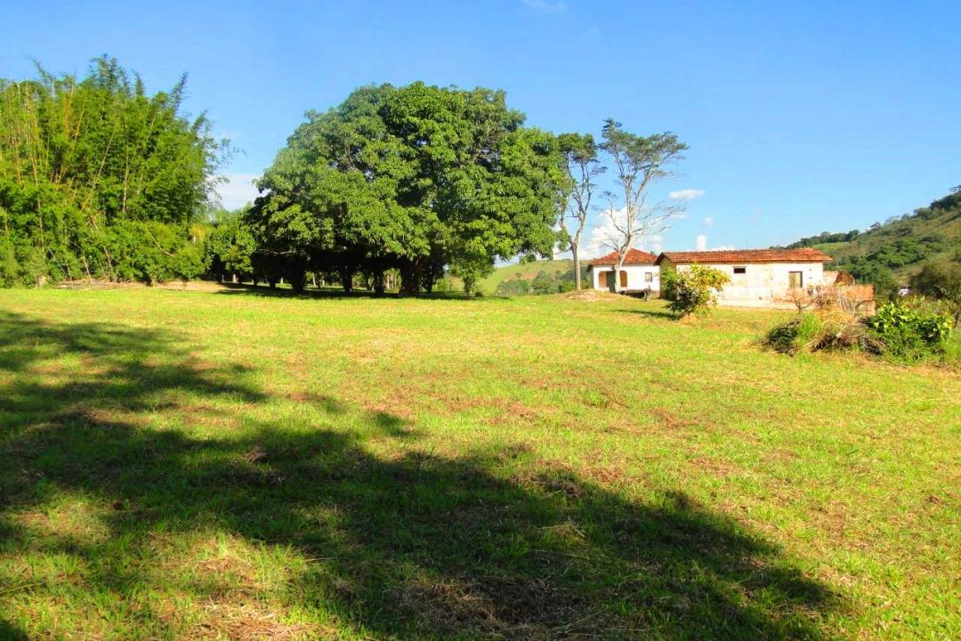 A maior e melhor área plana, beira do rio, na Freguesia da Escada.