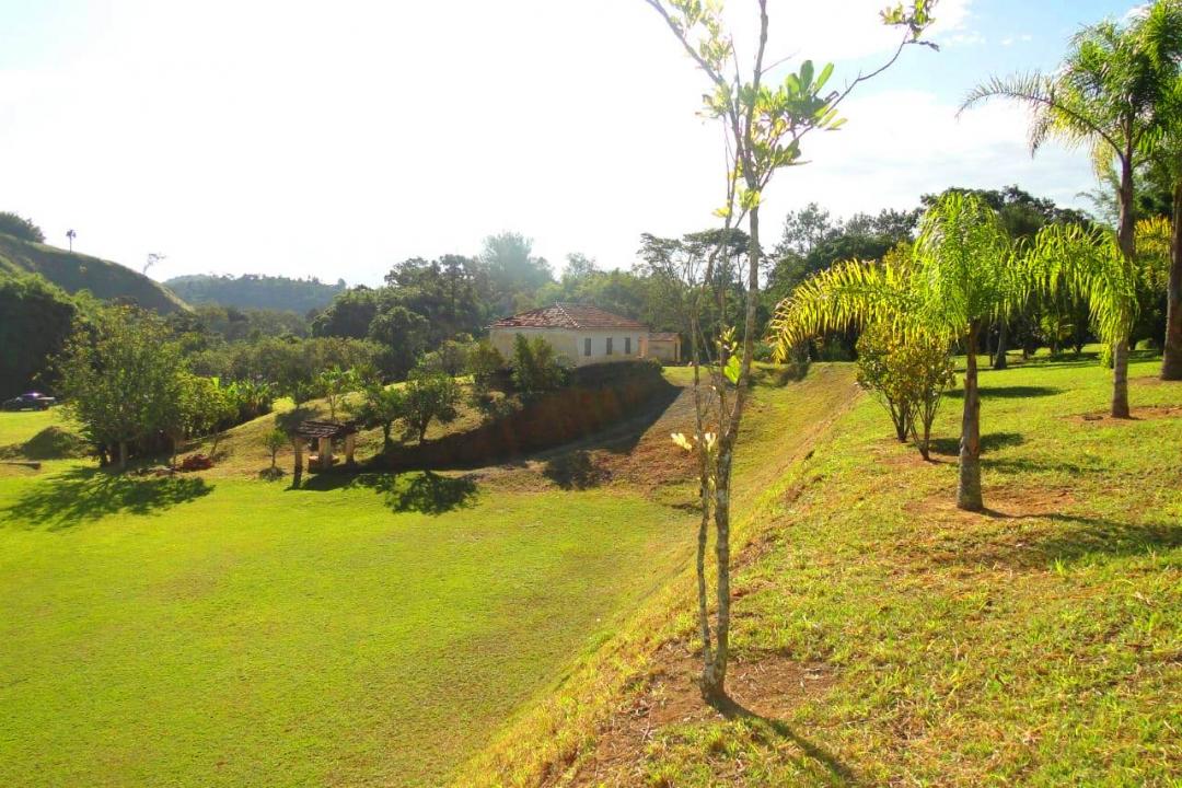 A maior e melhor área plana, beira do rio, na Freguesia da Escada.