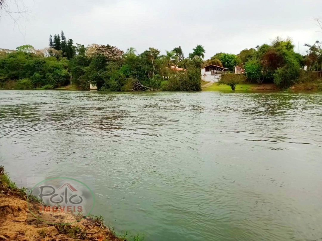 Casa beira rio no Jardim Itapema