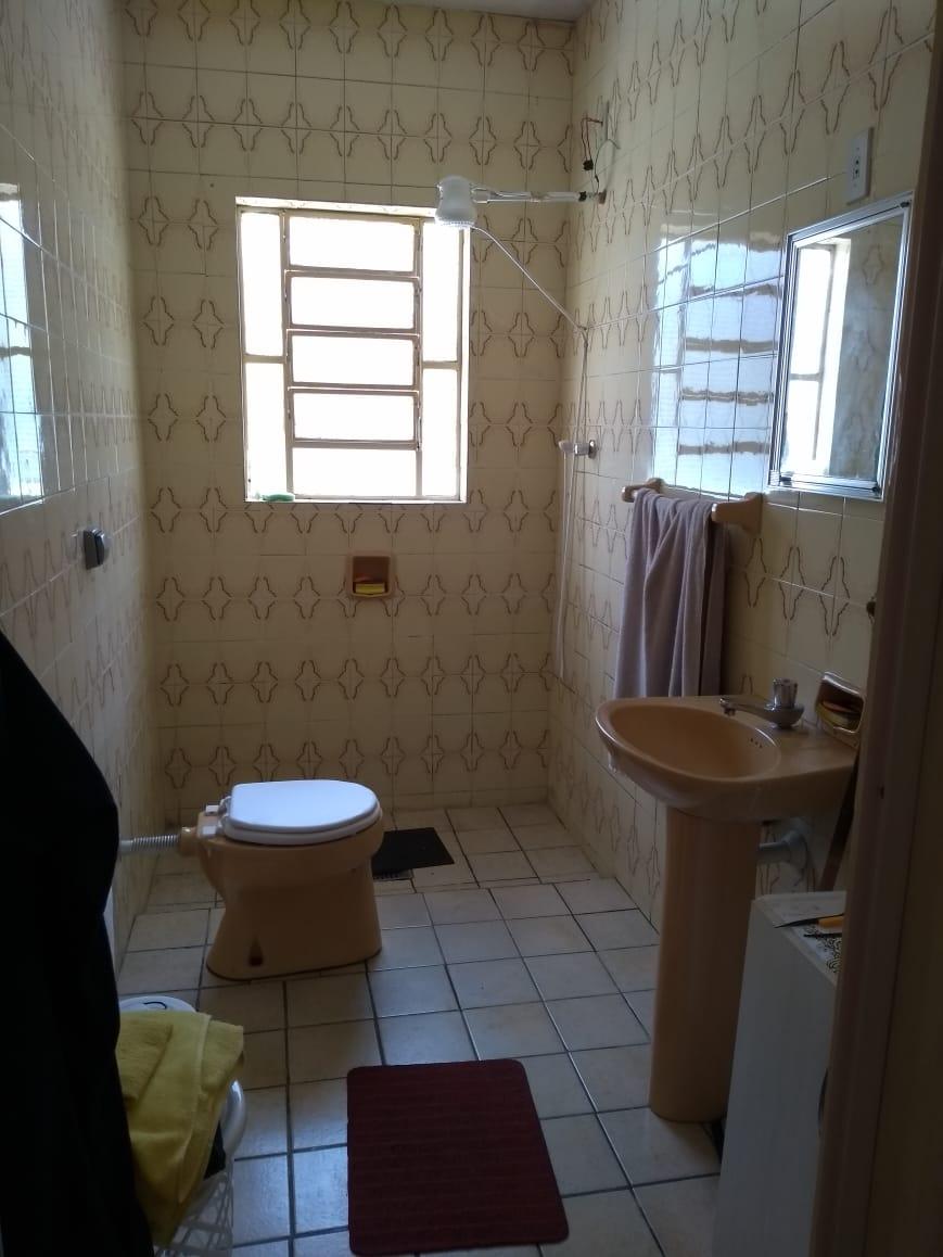 Casa simples e antiga no centro da cidade de Guararema.