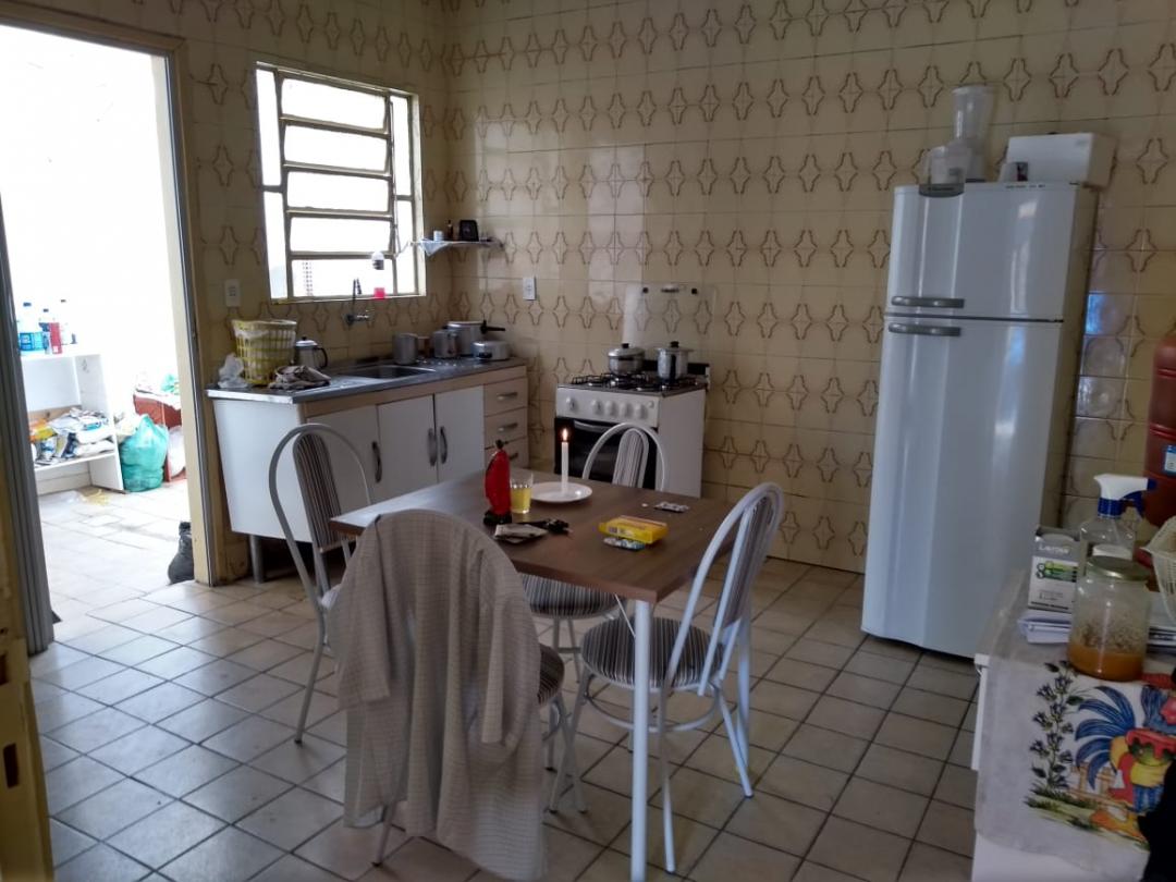 Casa simples e antiga no centro da cidade de Guararema.