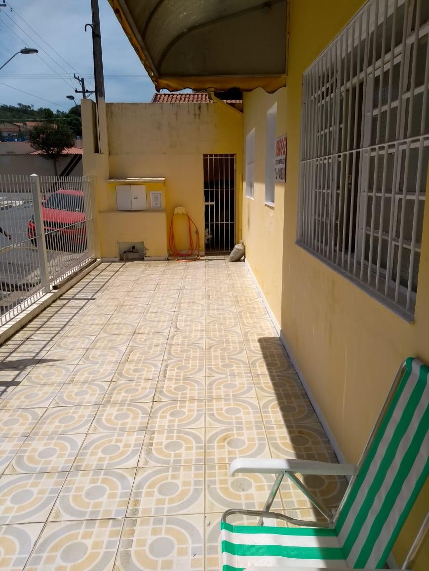 Casa simples e antiga no centro da cidade de Guararema.