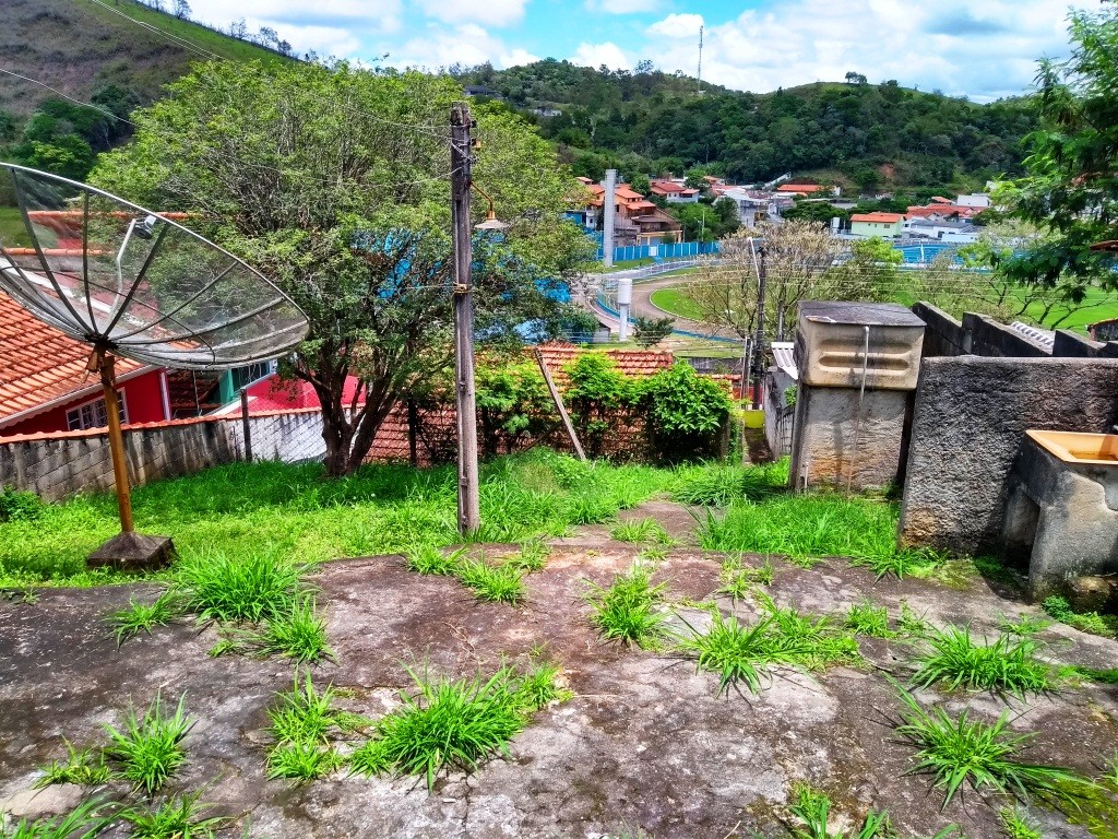Terreno com duas casas no centro