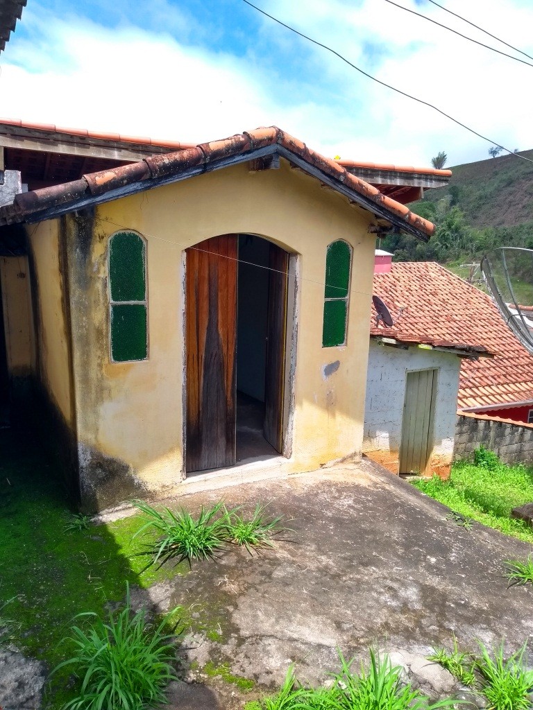 Terreno com duas casas no centro