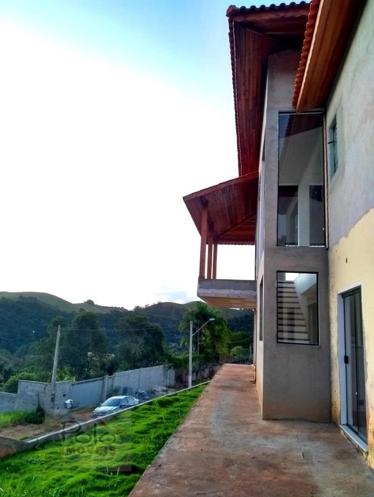 No alto da montanha, temos este lindo sobrado.