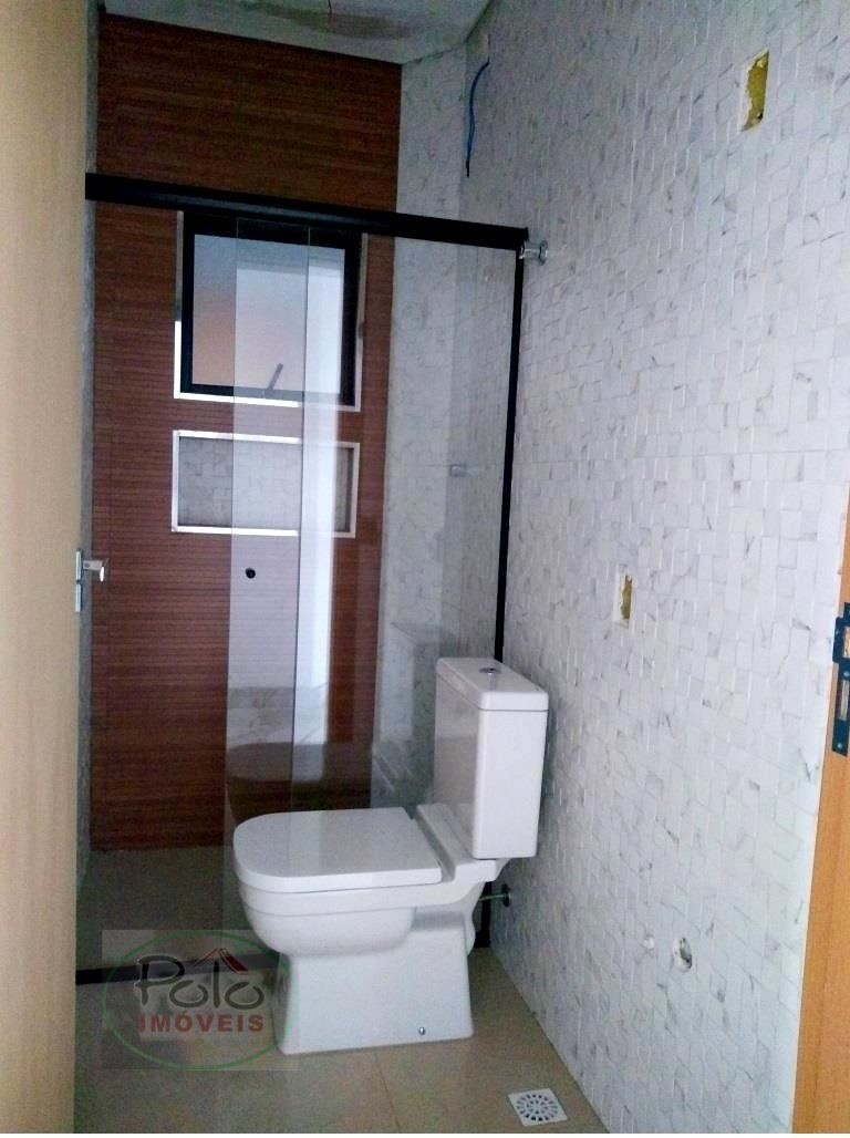 No alto da montanha, temos este lindo sobrado.
