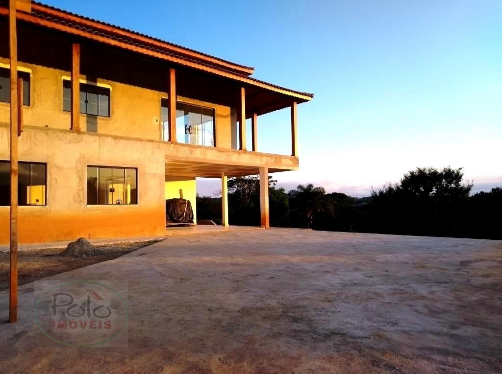 No alto da montanha, temos este lindo sobrado.