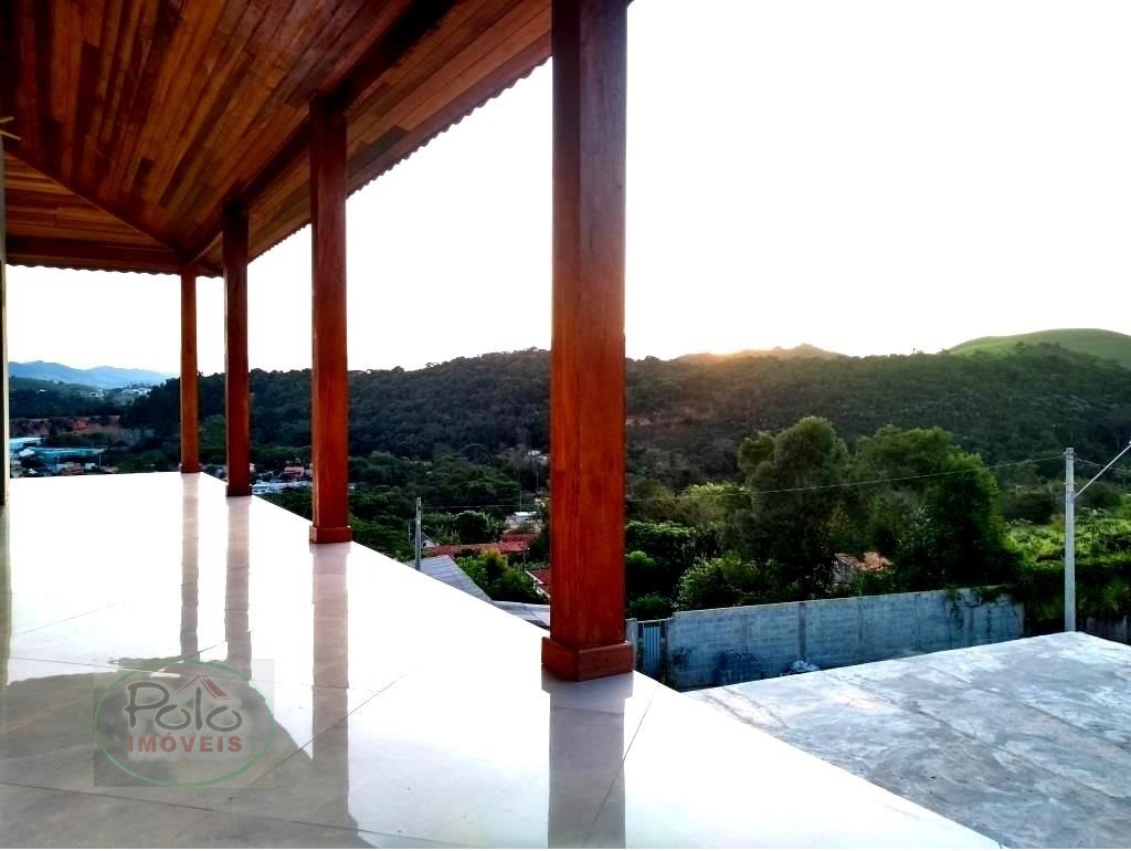 No alto da montanha, temos este lindo sobrado.