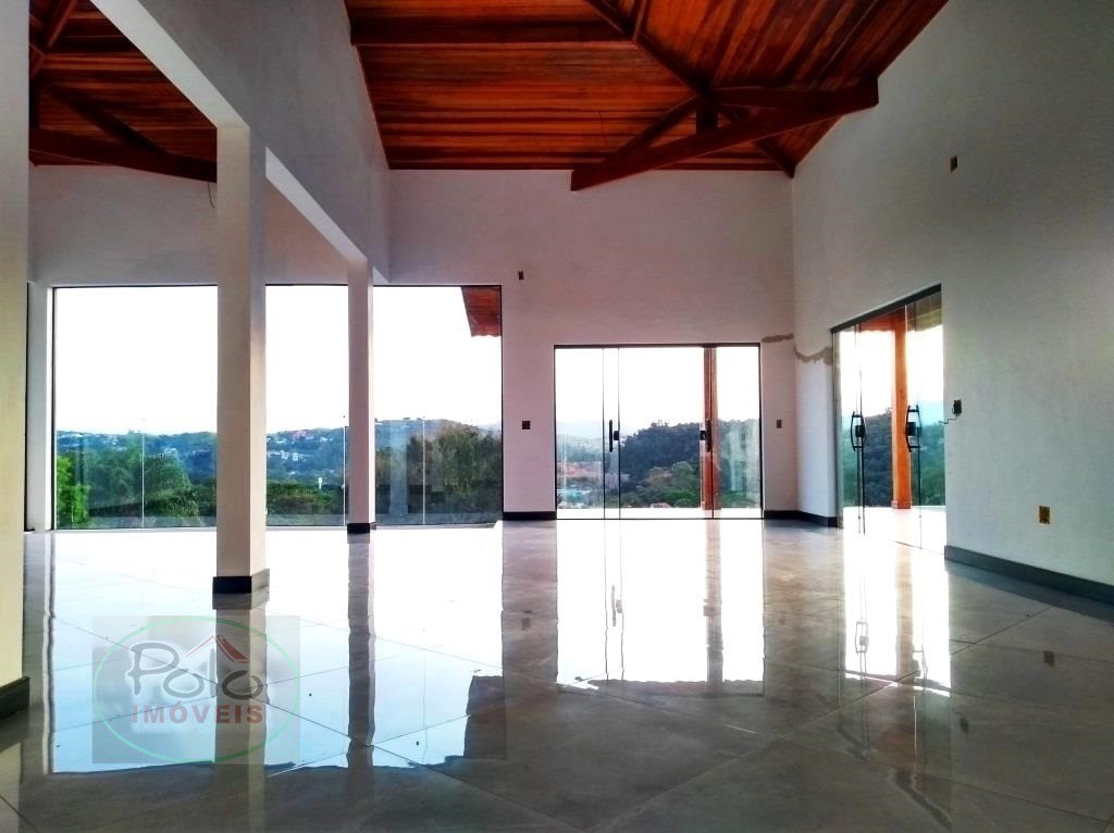 No alto da montanha, temos este lindo sobrado.