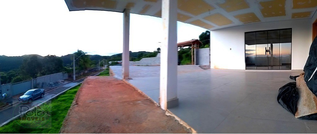 No alto da montanha, temos este lindo sobrado.