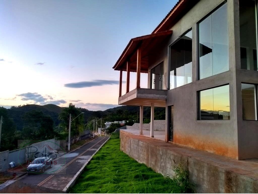 No alto da montanha, temos este lindo sobrado.