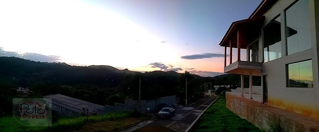 No alto da montanha, temos este lindo sobrado.