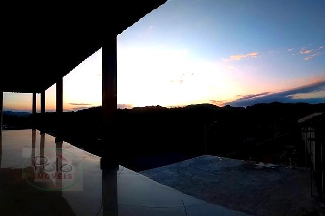 No alto da montanha, temos este lindo sobrado.