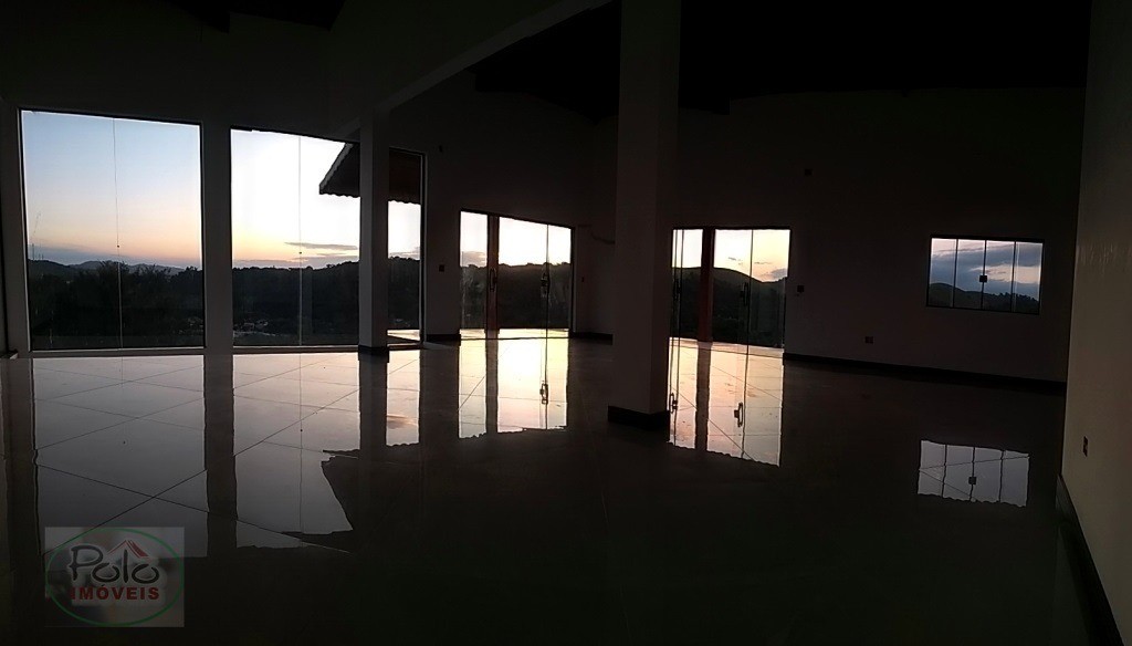 No alto da montanha, temos este lindo sobrado.