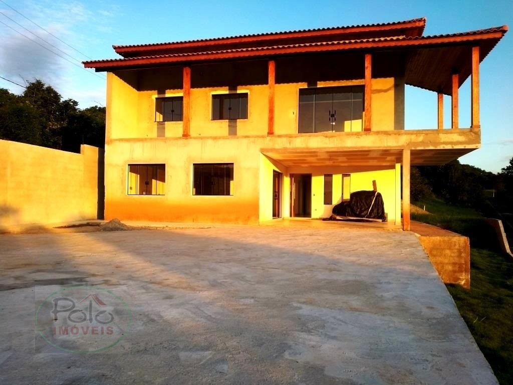 No alto da montanha, temos este lindo sobrado.