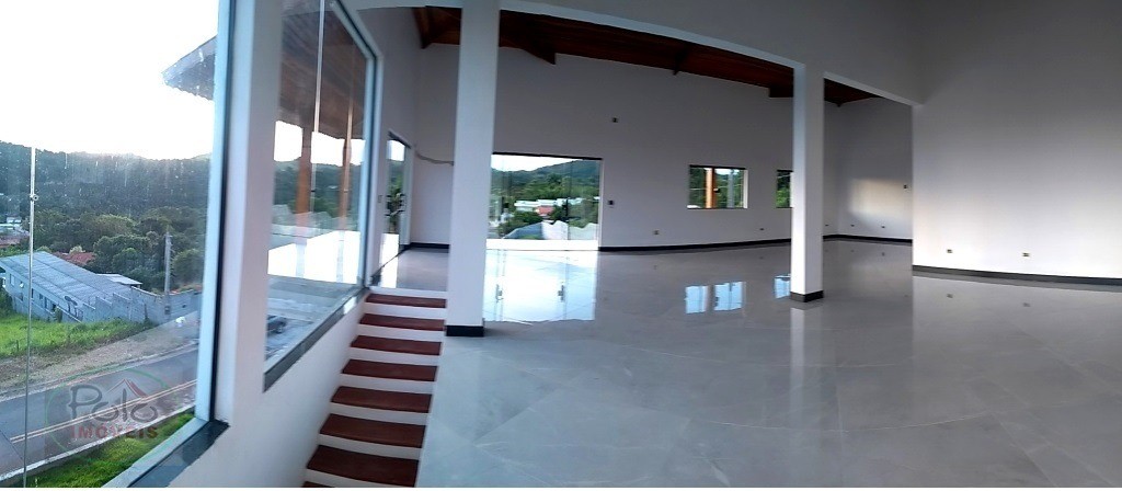 No alto da montanha, temos este lindo sobrado.