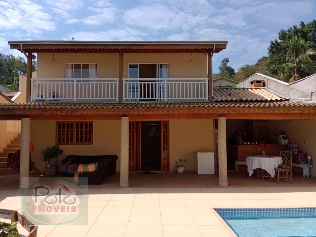 Casa no melhor bairro prontinha para usufruir.