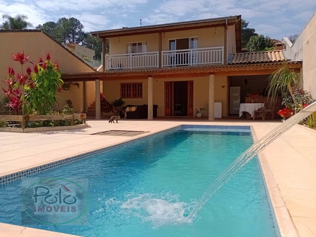Casa no melhor bairro prontinha para usufruir.