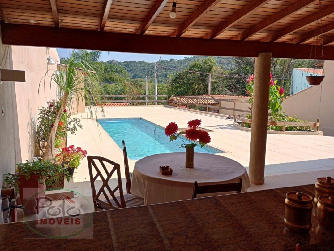 Casa no melhor bairro prontinha para usufruir.