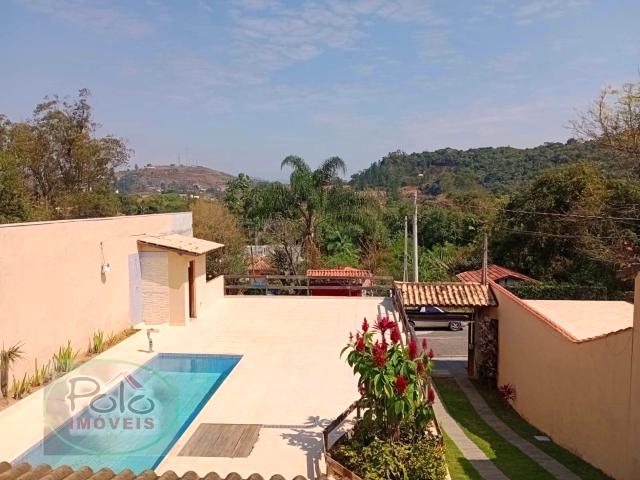 Casa no melhor bairro prontinha para usufruir.