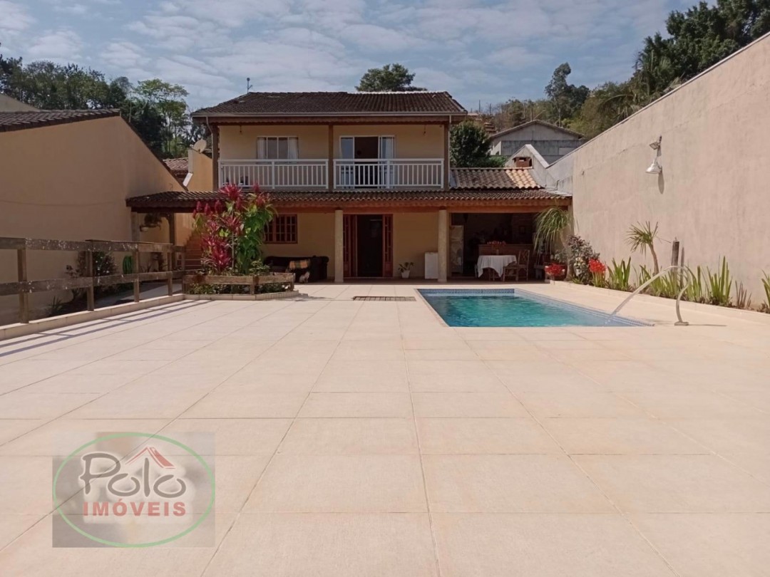 Casa no melhor bairro prontinha para usufruir.