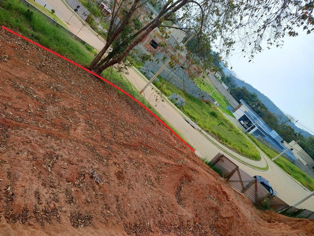 Lote de terreno em condomínio fechado.